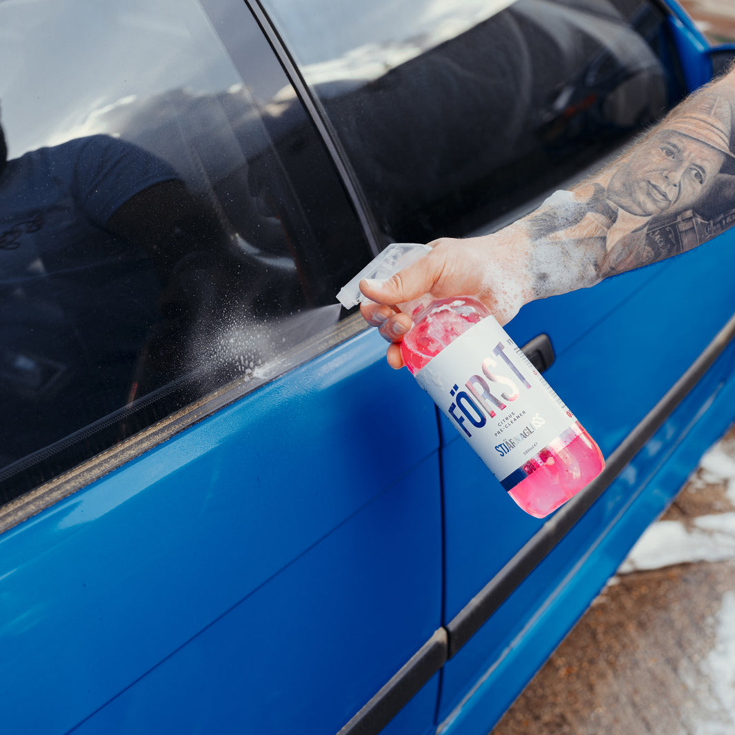 Först being sprayed onto the car window seal