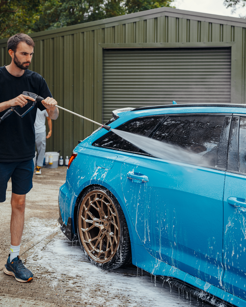 jet washing blue car