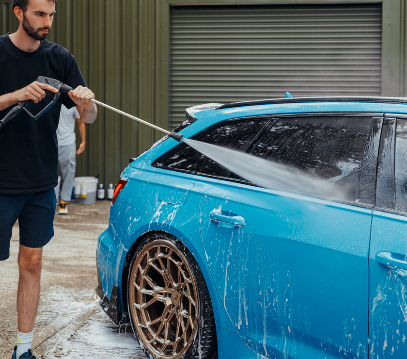 jet washing blue car