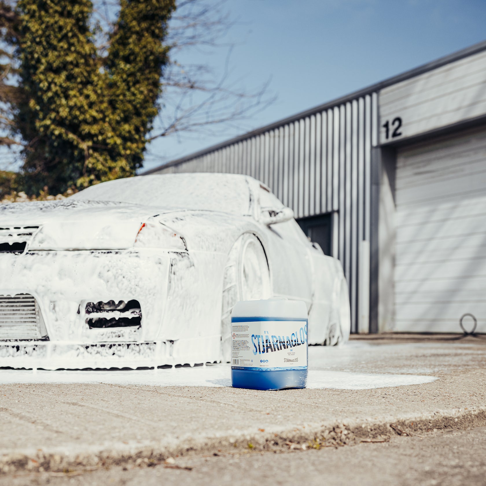 Snö-pH Neutral covered car with a 5 litre Snö-pH Neutral bottle infront