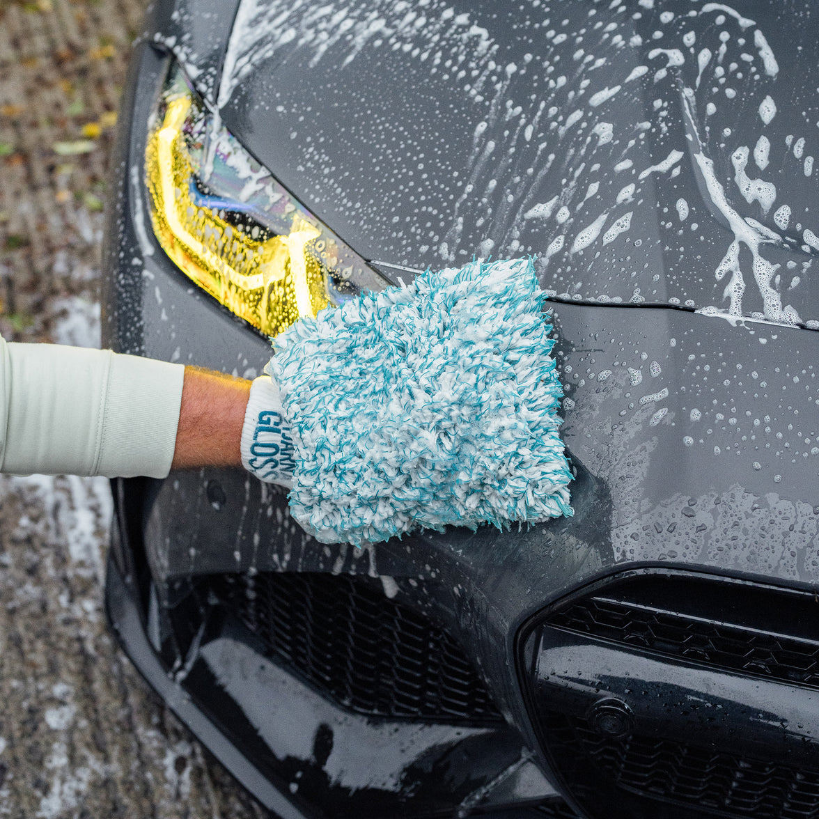 using Lurvig car wash mitt